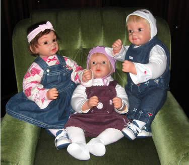 Drei Puppenfreunde auf dem Sessel